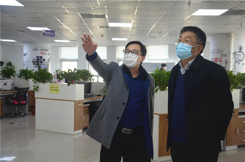 中共安陽市委統(tǒng)戰(zhàn)部副部長、市工商聯(lián)黨組書記郭洪俠一行調(diào)研安陽青峰防疫工作和復(fù)工復(fù)產(chǎn)情況