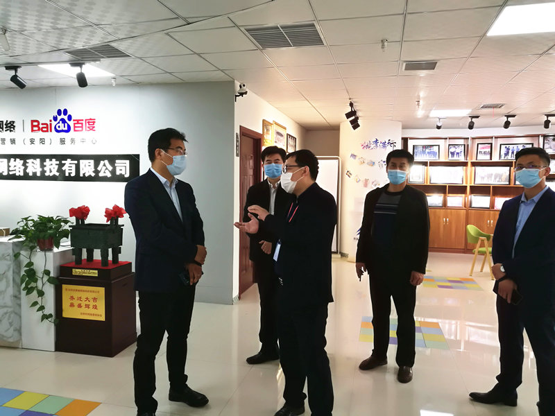 安陽市商務(wù)局副局長張躍勇，攜同天津伍創(chuàng)電子商務(wù)有限公司李富民一行蒞臨安陽青峰網(wǎng)絡(luò)參觀指導(dǎo)??！